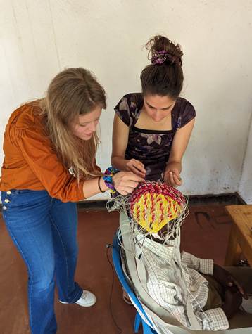 Une image contenant habits, personne, chaussures, mur
Description générée automatiquement