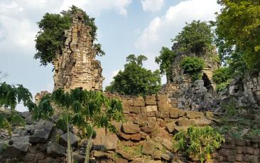 Cover image of Frontiers of archeology: Discovery in Cambodia